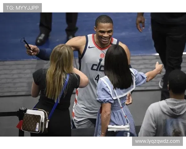 足球明星化身老大爷展现幽默一面引发球迷热议