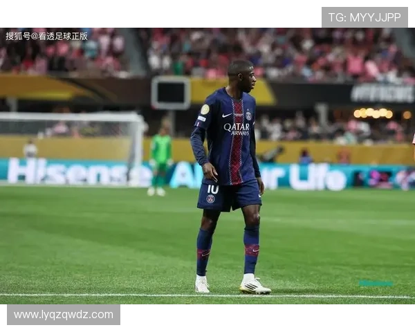 足球明星精彩拿球瞬间集锦展现绝佳技巧与风采 足球明星精彩拿球瞬间集锦展现绝佳技巧与风采