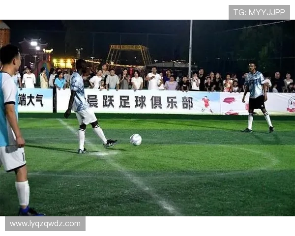 足球明星齐聚室内赛场展现技艺激情碰撞引发球迷热烈追捧