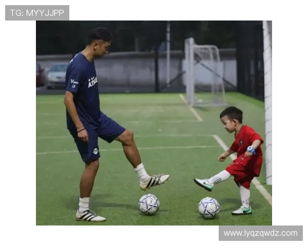 与足球明星面对面聆听他们的梦想与奋斗故事的女生视频采访